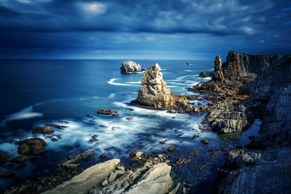 Vue sur la mer, les rochers avec des copeaux