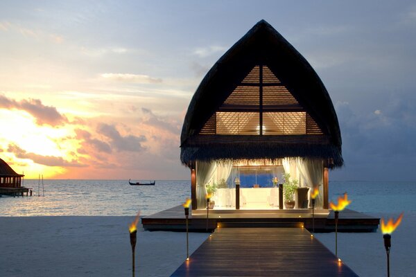 Maldive bungalow sulla superficie del mare
