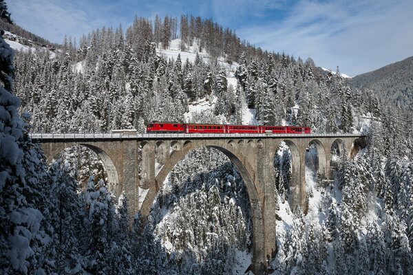 Viadotto di Wiesen, Svizzera. Treno rosso