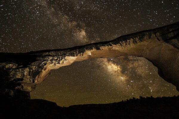 La voie lactée dans la galaxie, l étoile bye, le rocher dans la nuit