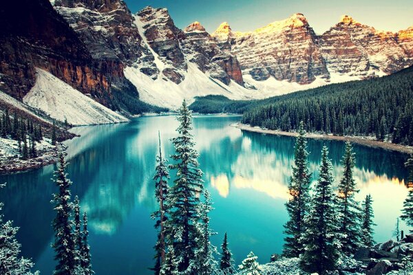 Paesaggio invernale di montagna con lago blu