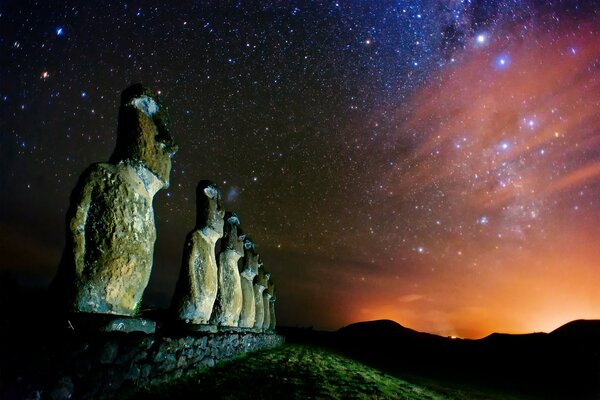 Estatuas de Moai en la isla de Pascua por la noche bajo las estrellas