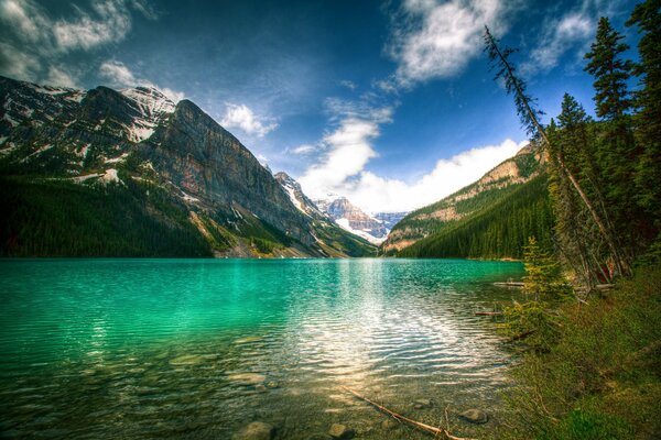 Canada, lac vert de montagne