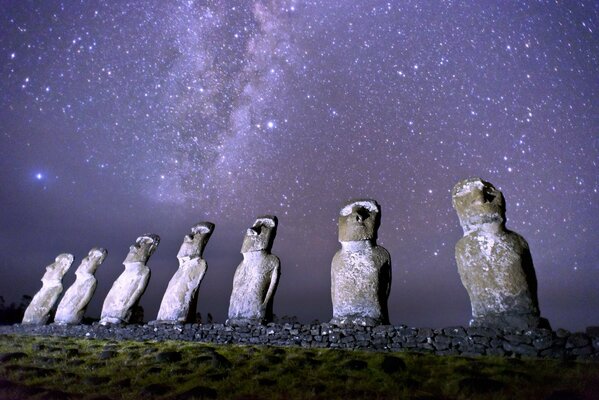 Isla de Pascua con antiguas estatuas de Moai y la Vía láctea