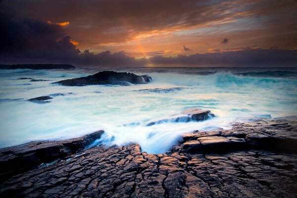 Cisgiordania irlandese in tempesta in autunno sotto il sole al tramonto