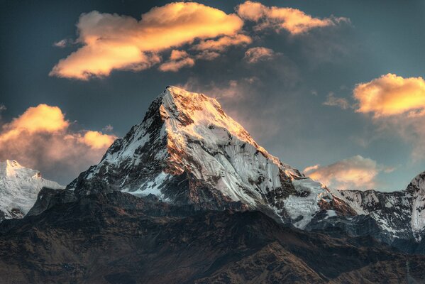 Cima della montagna su cui nevica