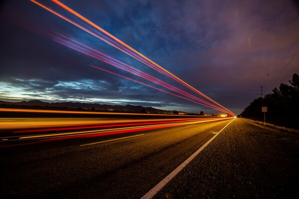 Abendlichter von Autos auf der Straße