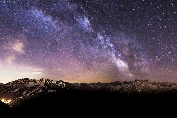 Ciel nocturne en Allemagne. Montagnes dans la neige