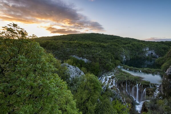 Вид озера, водопада в Хорватии