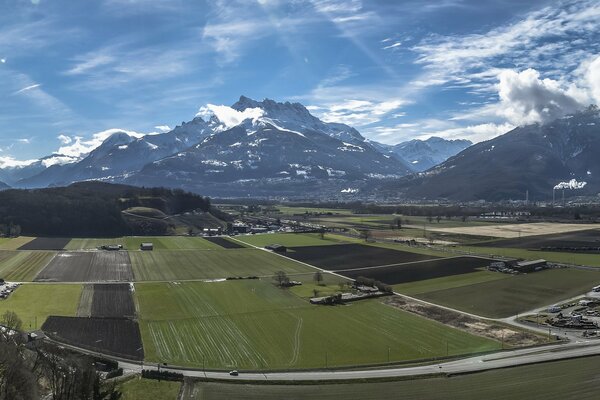 Piękny widok na pola i góry w Szwajcarii