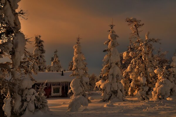 Ein Haus im Dorf im Winter