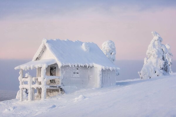 Invierno en Finlandia una casa que se ha hundido