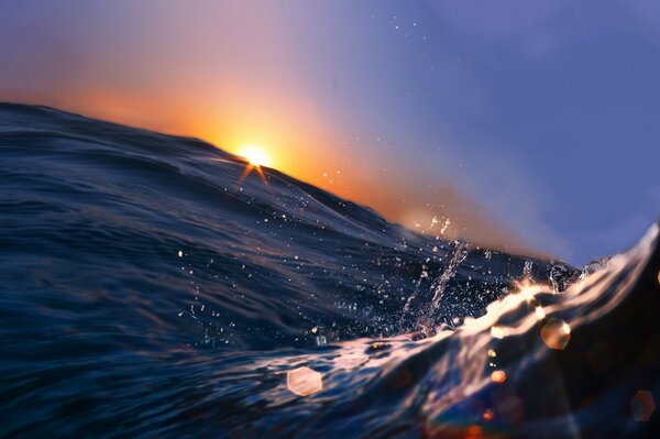 Foto cercana de la ola de mar al atardecer