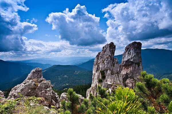 Blauer Himmel zwischen Felsen und Bergen