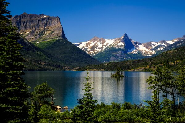 Озеро святой марии в скалистых горах