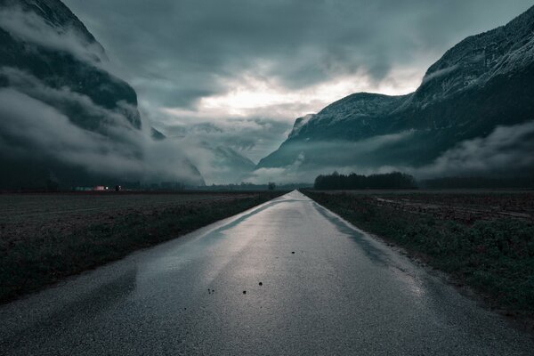 Bergstraße, die mit Wolken verbindet