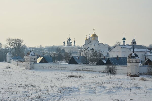 Mañana de invierno en el monasterio de Suzdal