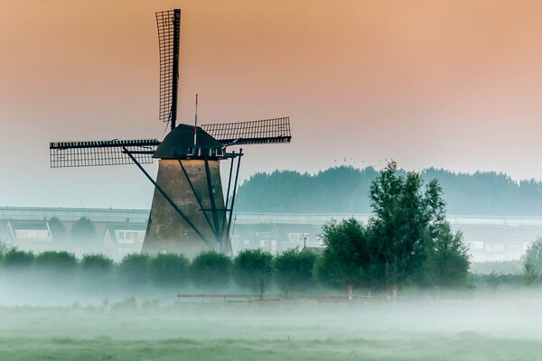 Moulin à vent dans un matin brumeux