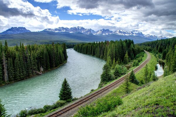 Eisenbahn durch Berge und Wald