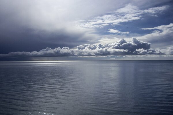 Und so wurde es leer. Nur das Meer . Nur Wolken 