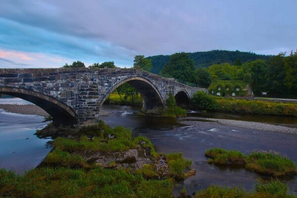 Pont magique en Angleterre sur la rivière Conwy