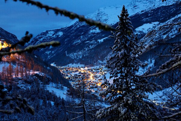 Hiver dans les montagnes alpines en Suisse