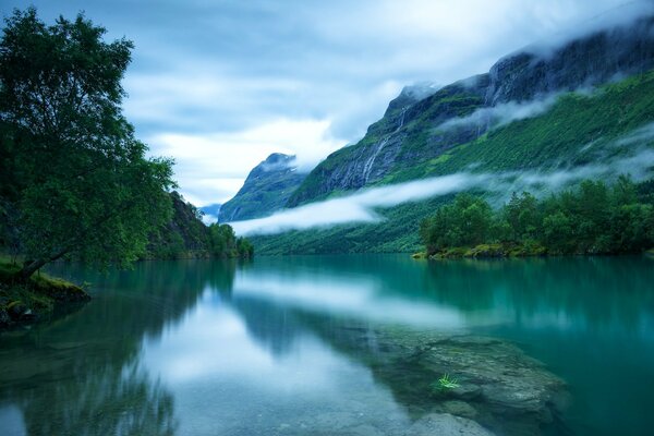 Lago en el oeste de Noruega. Montañas escandinavas