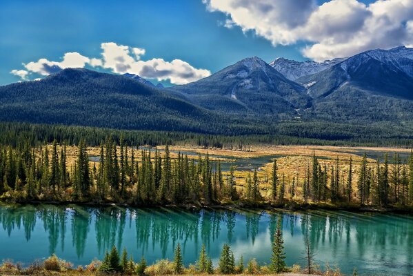 Vue sur la rivière et la vallée au Canada