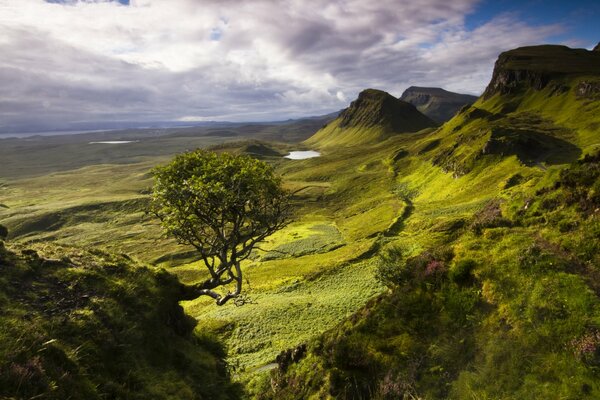 Die schottische Insel skye mit Seen und Bergen