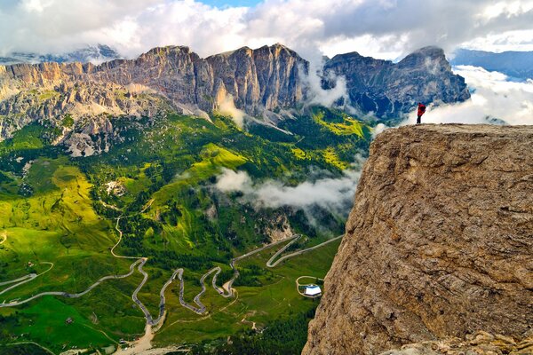 Samotny człowiek na szczycie góry. Włochy, Południowy Tyrol