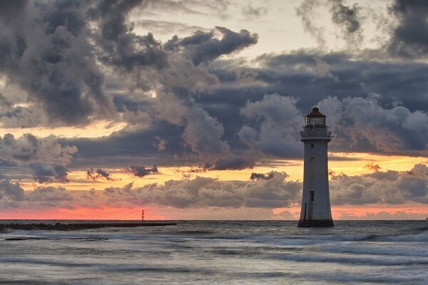 Atemberaubende Waschanlage im Meer mit weichen Wolken