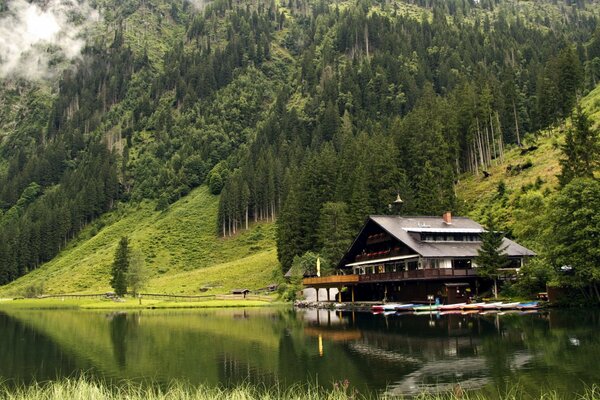 Haus am Seeufer am Fuße der Berge