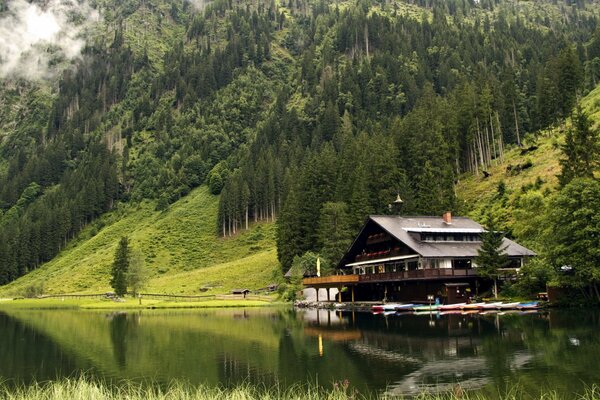 Дом на берегу озера у подножья гор