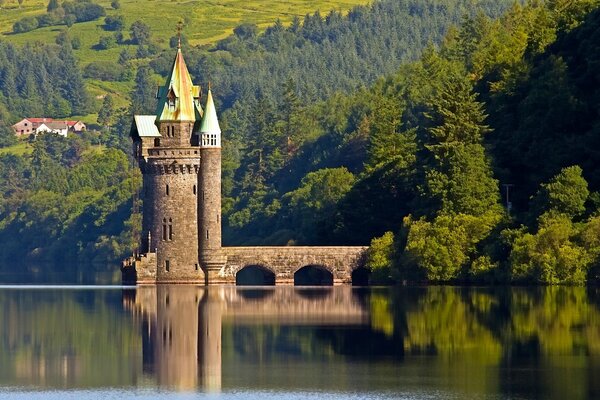 Der Wales-Turm aus der Perspektive des Virnvey-Sees