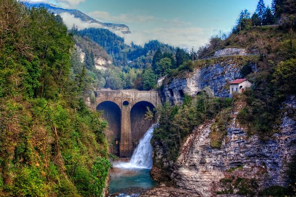 Paesaggio naturale cascata nelle montagne intorno alla foresta