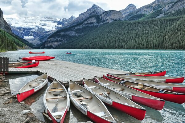 Przystań Lake Louise z kajakiem na niej