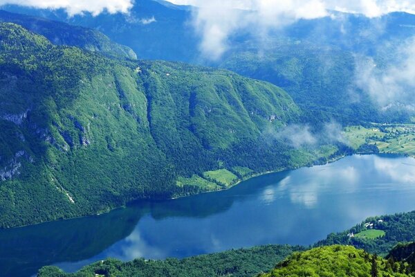 Slovenia. Lago in montagna. Riflessioni delle Nuvole