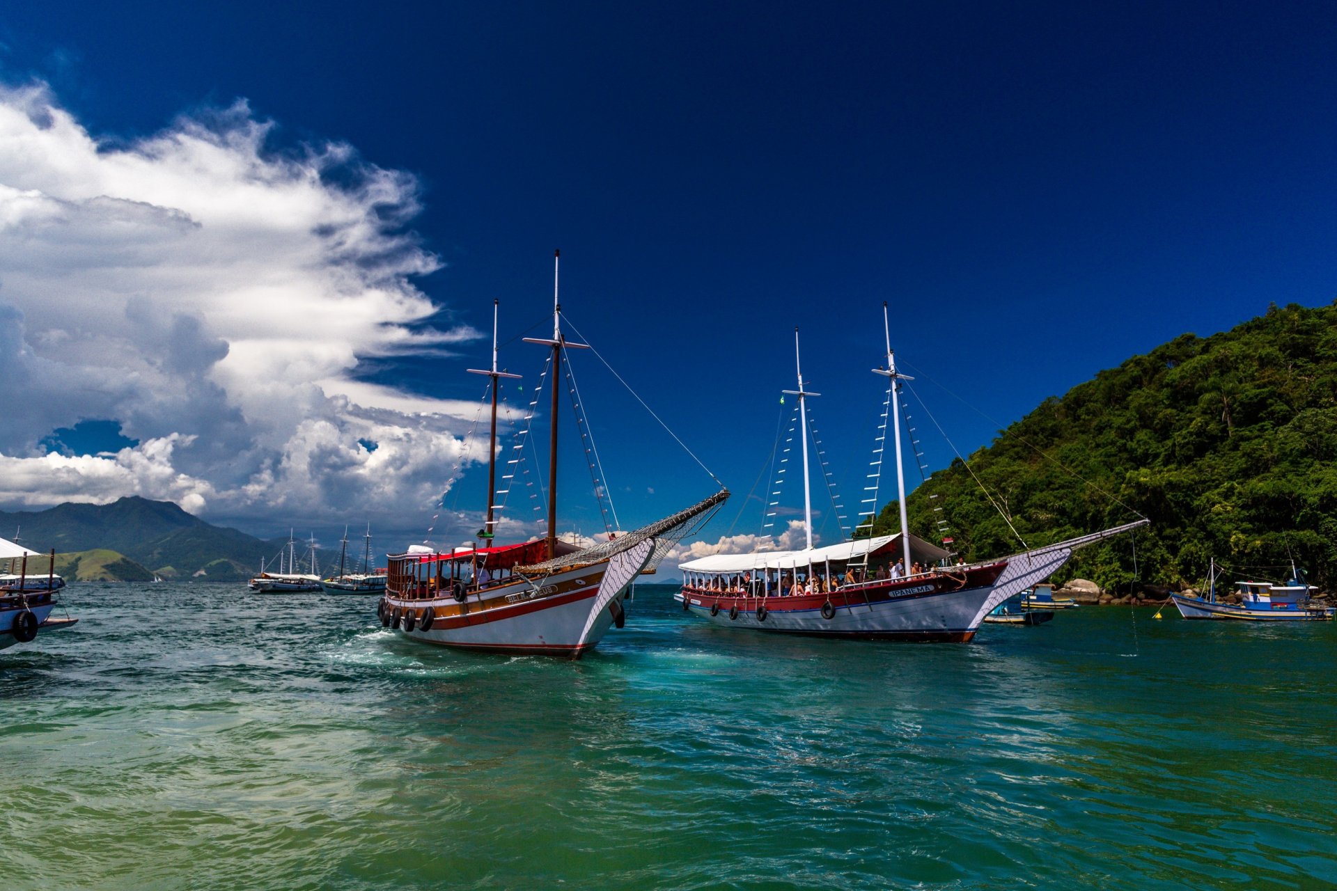 mar agua barcos yates isla bosque árboles cielo nubes