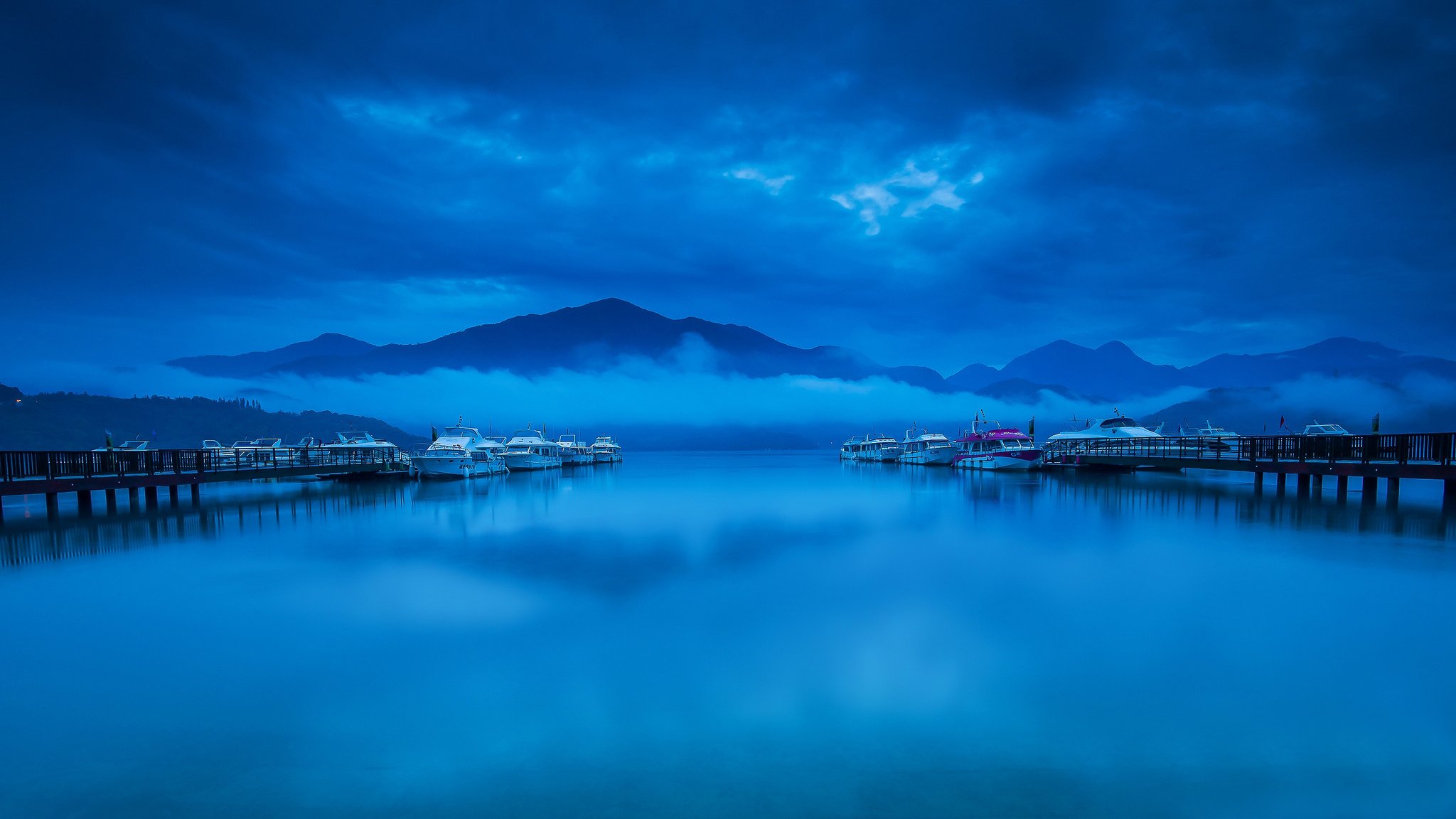 montagnes nuages brouillard baie quai bateaux