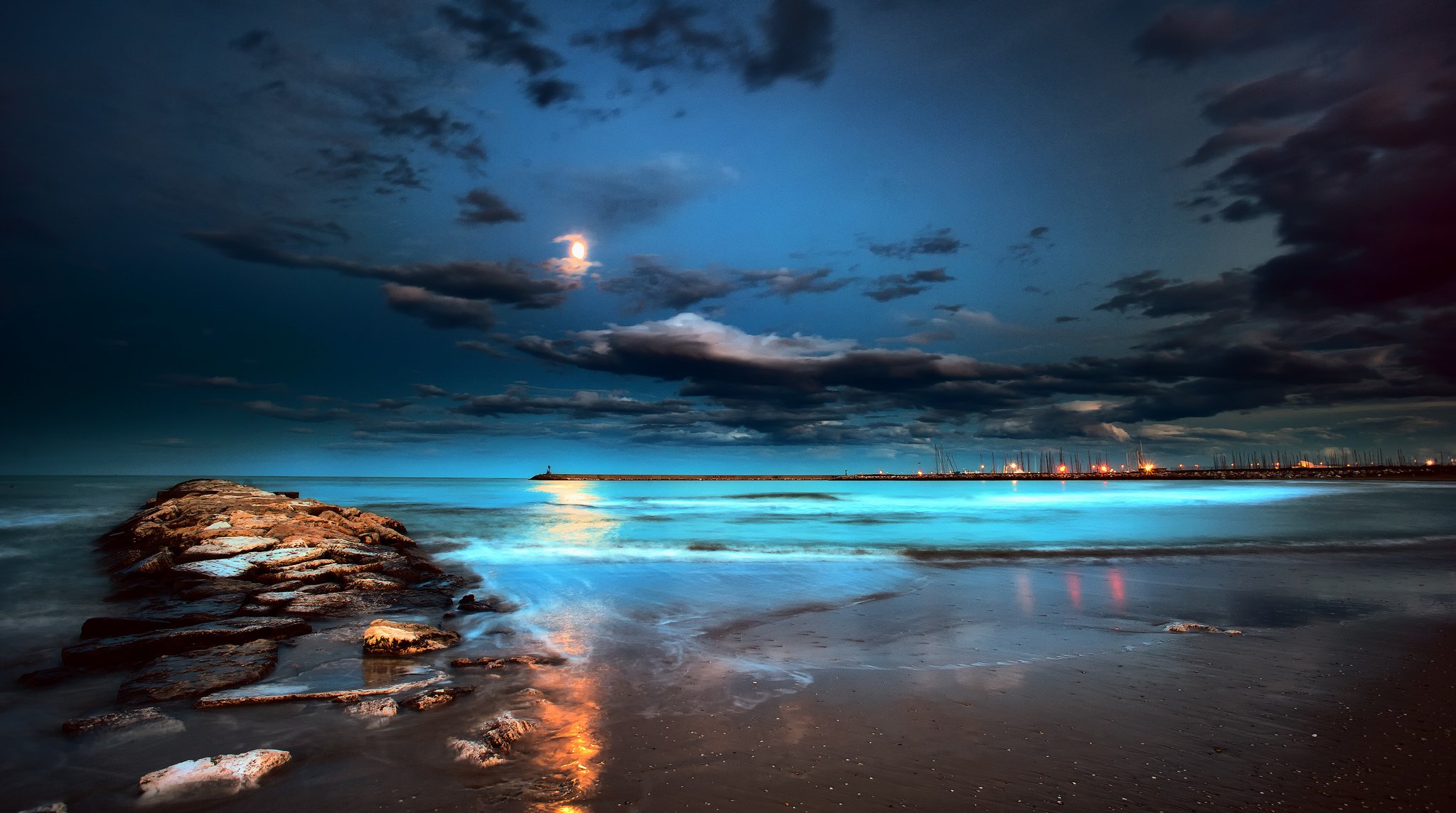 mer nuit lune plage jetée lumières