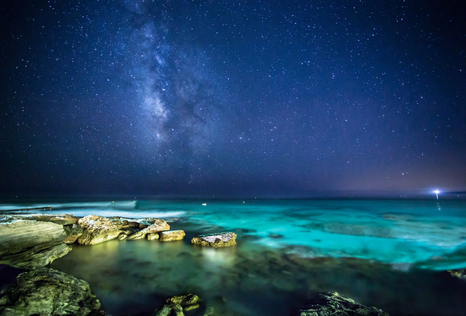 mare pietre notte cielo stelle via lattea