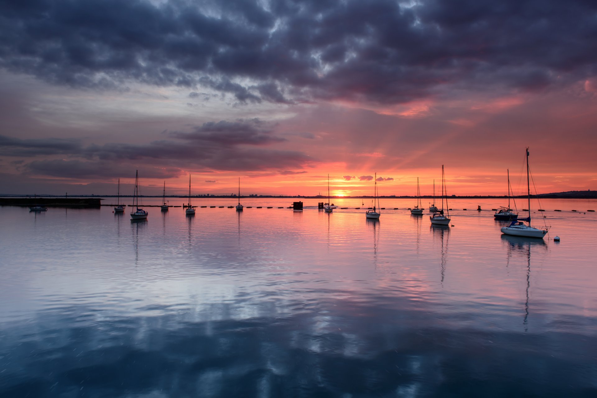 royaume-uni angleterre hampshire comté baie calme yachts soirée orange coucher de soleil horizon bleu gris ciel nuages réflexion