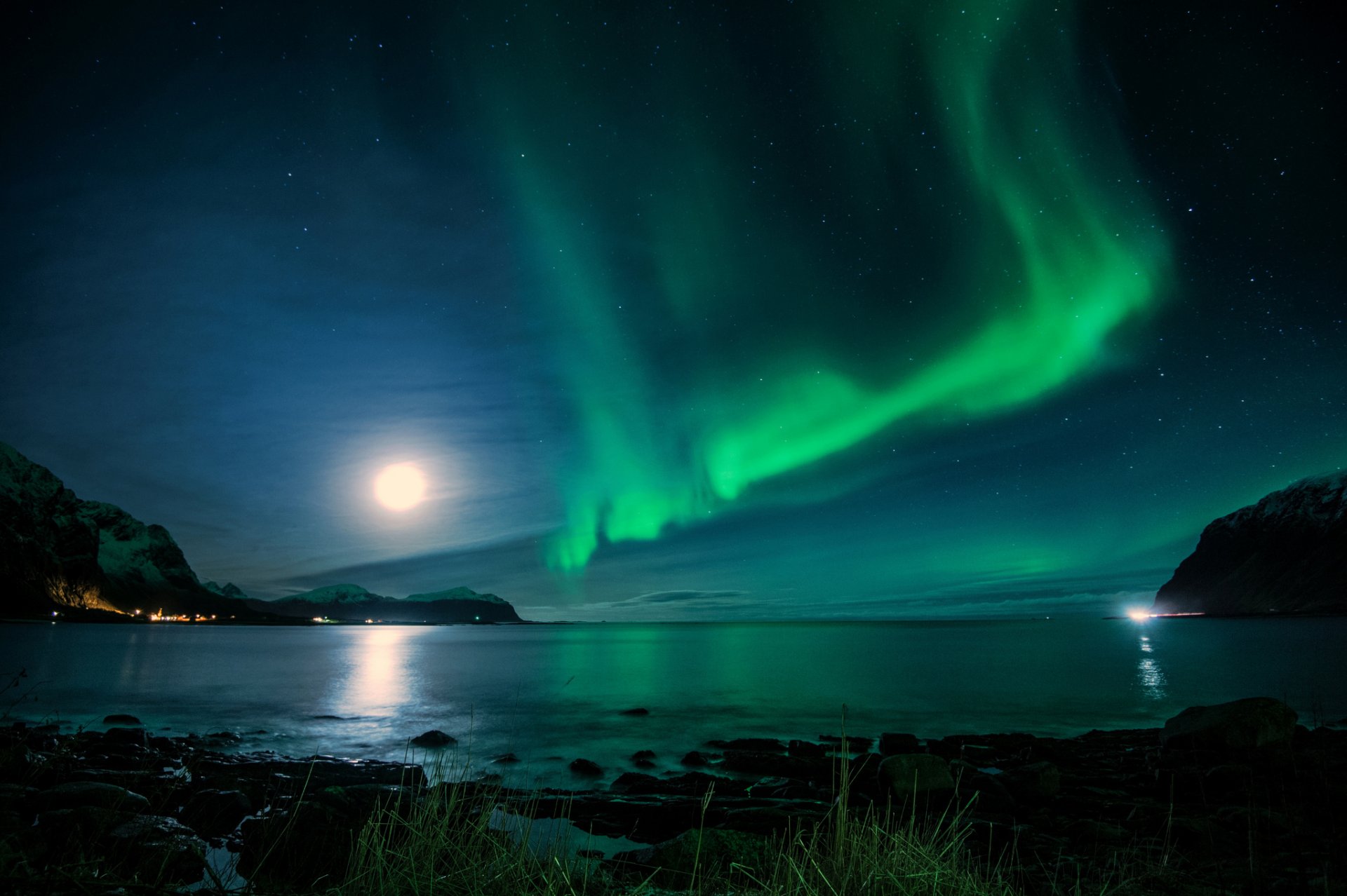 islandia bahía noche luna aurora boreal