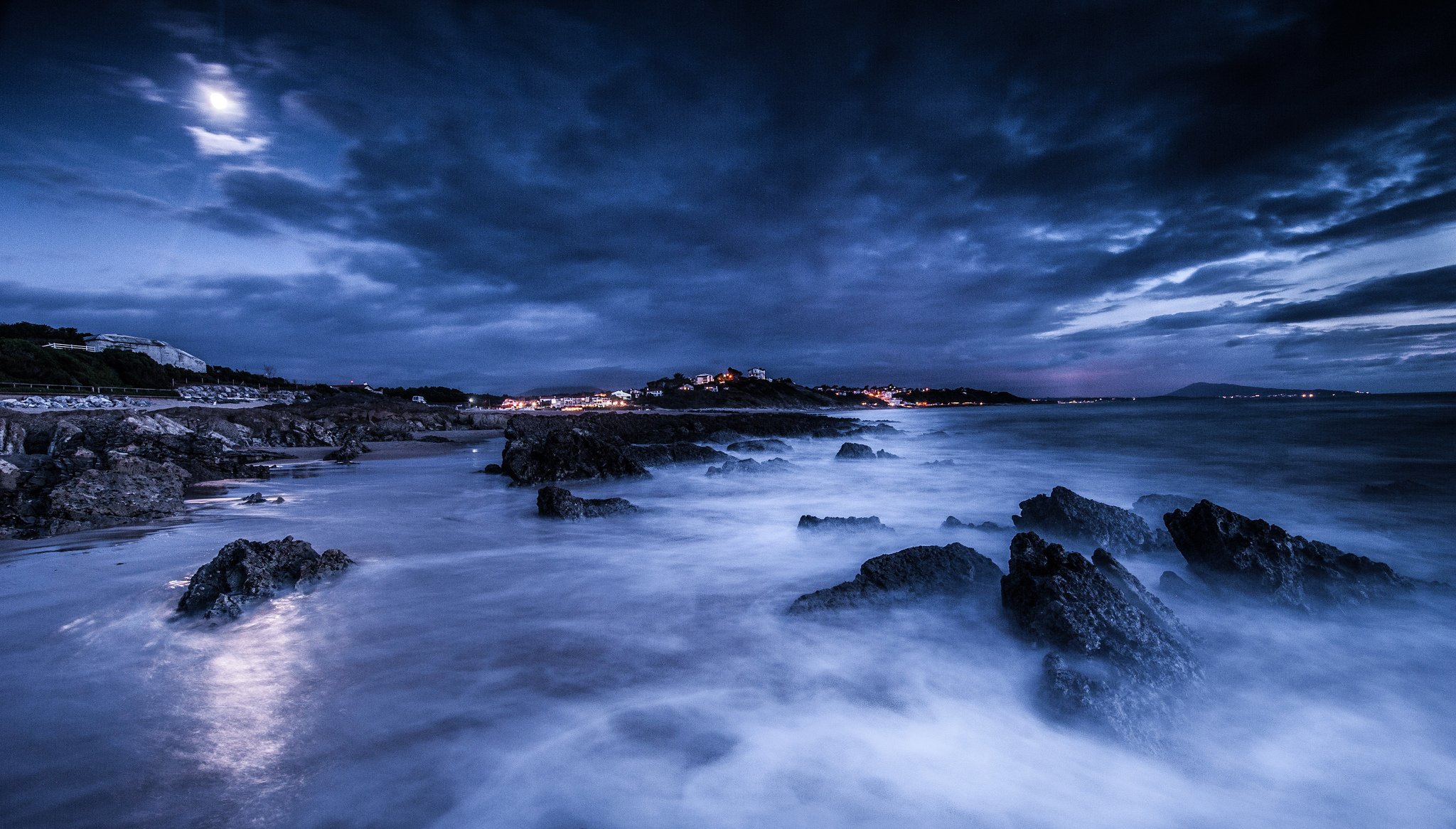 mer nuit lune nuages pierres côte lumières