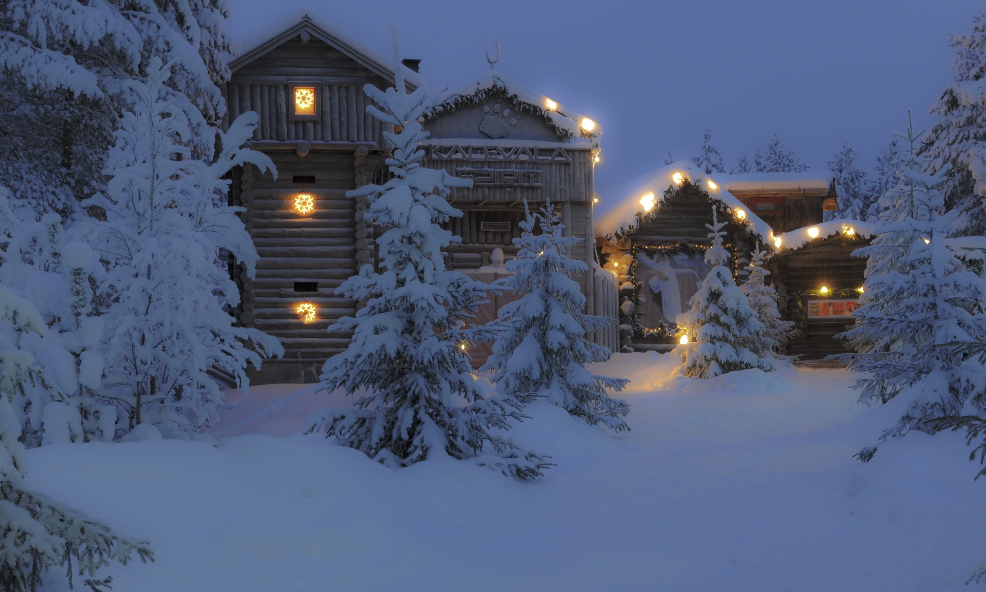 zima dom finlandia laponia śnieg noc drzewa miasto zdjęcie