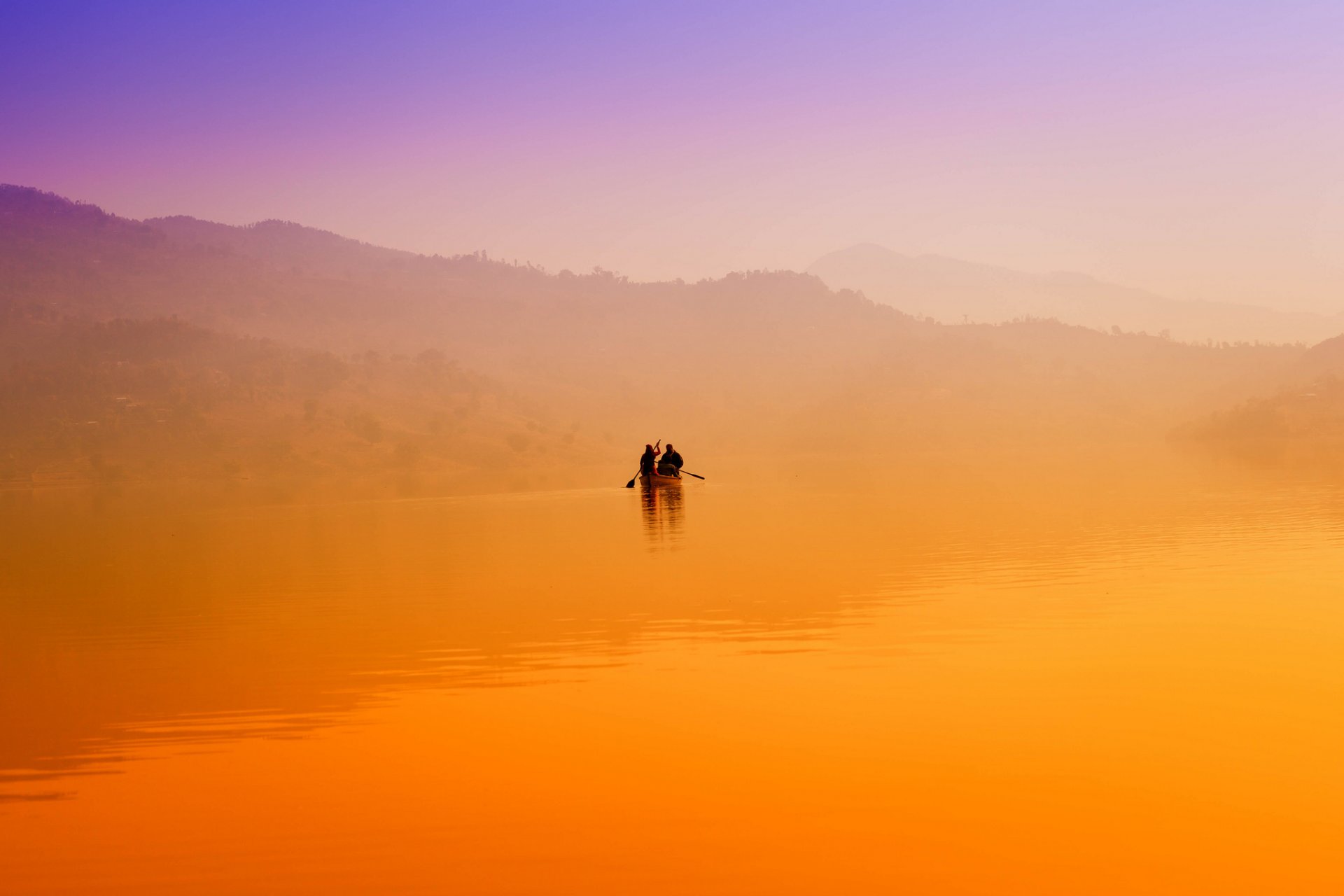 colline lago barca nebbia mattina alba