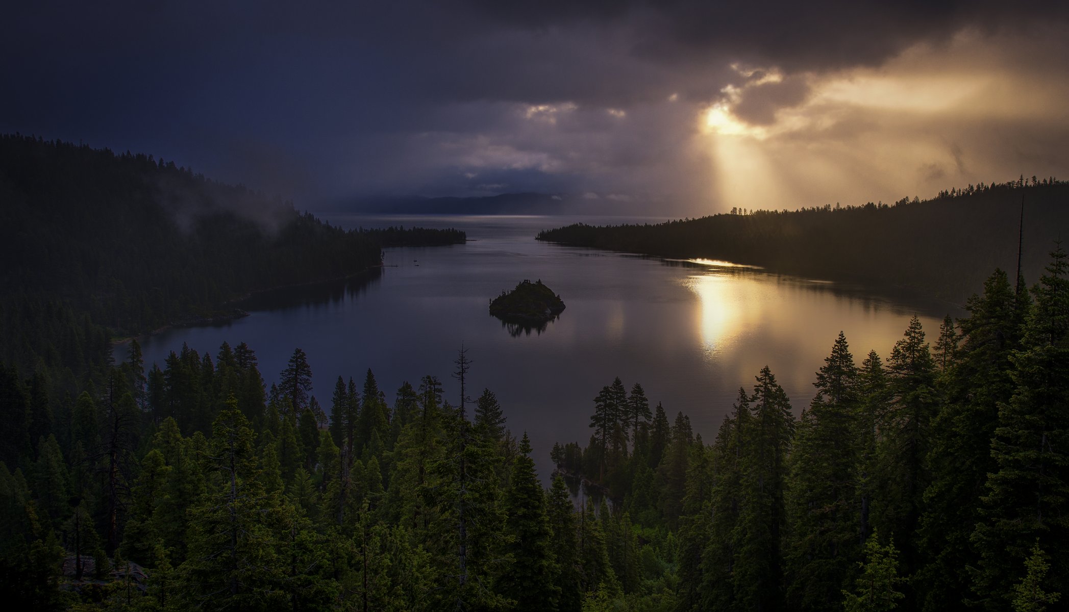 berge wald bucht insel wolken sonnenstrahlen sonnenaufgang