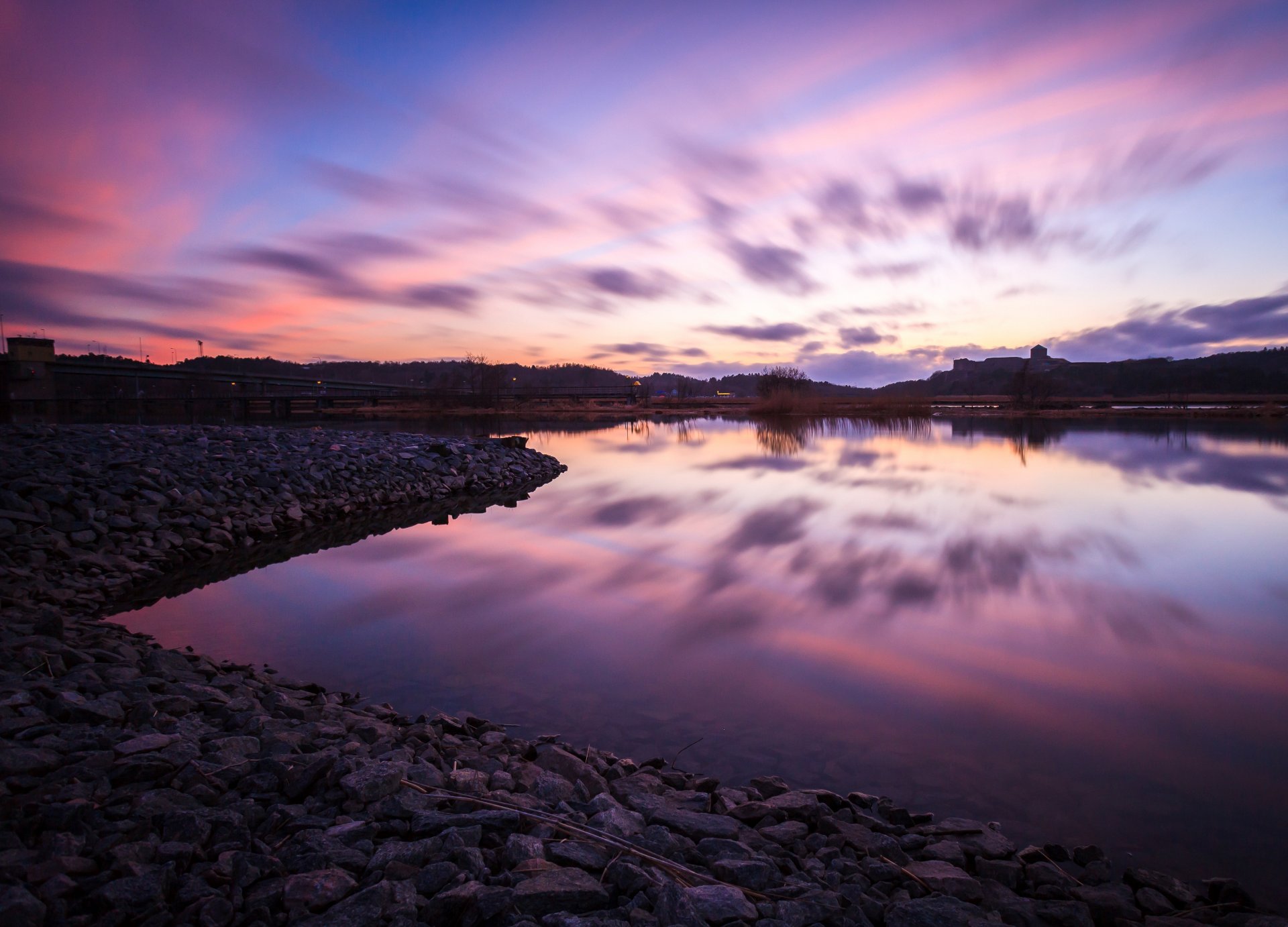 paesaggio natura pietre mare acqua riflessione rosa cielo blu fogliame sfondo carta da parati widescreen schermo intero widescreen widescreen