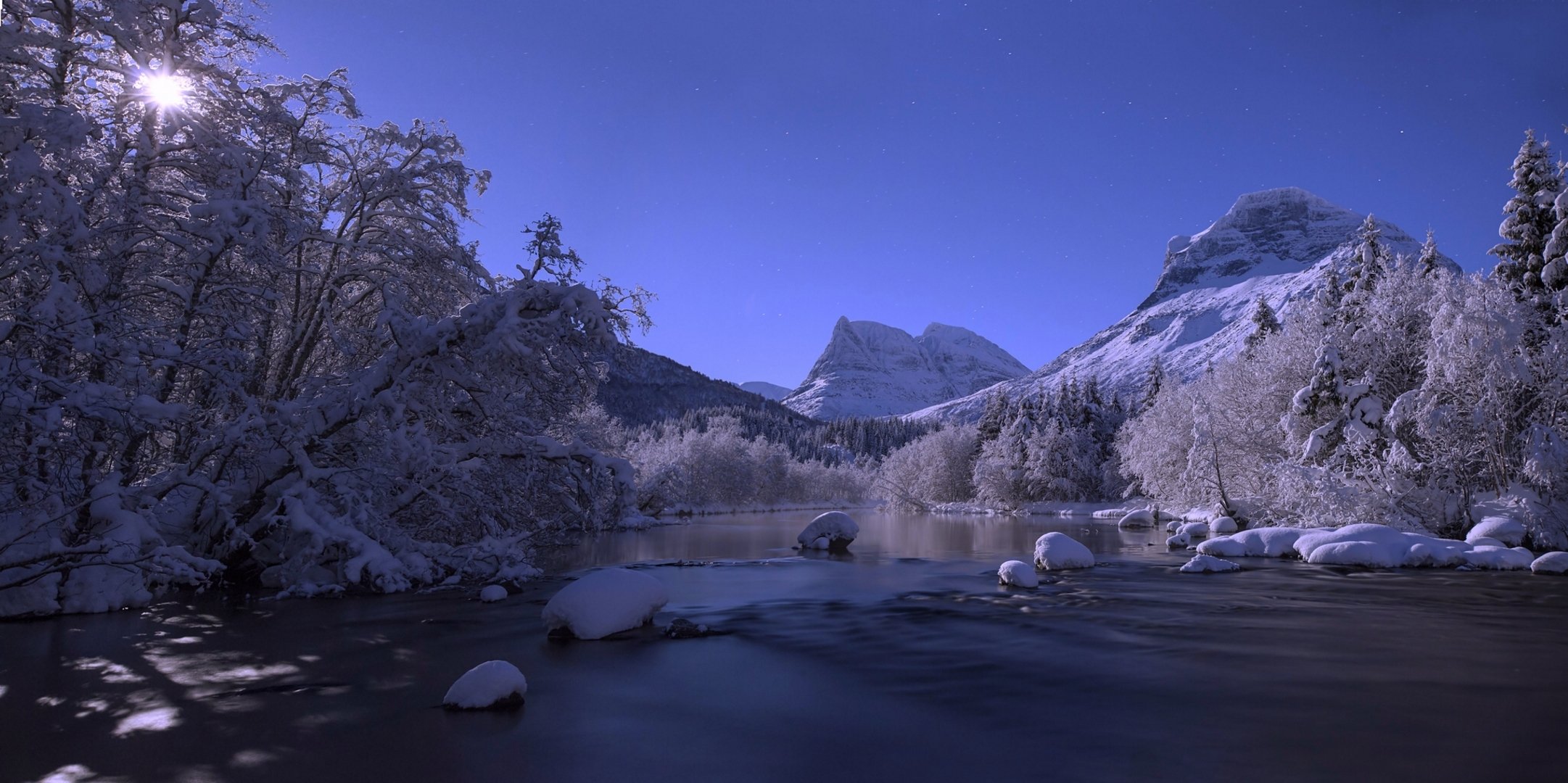 norvège hiver rivière montagnes arbres neige