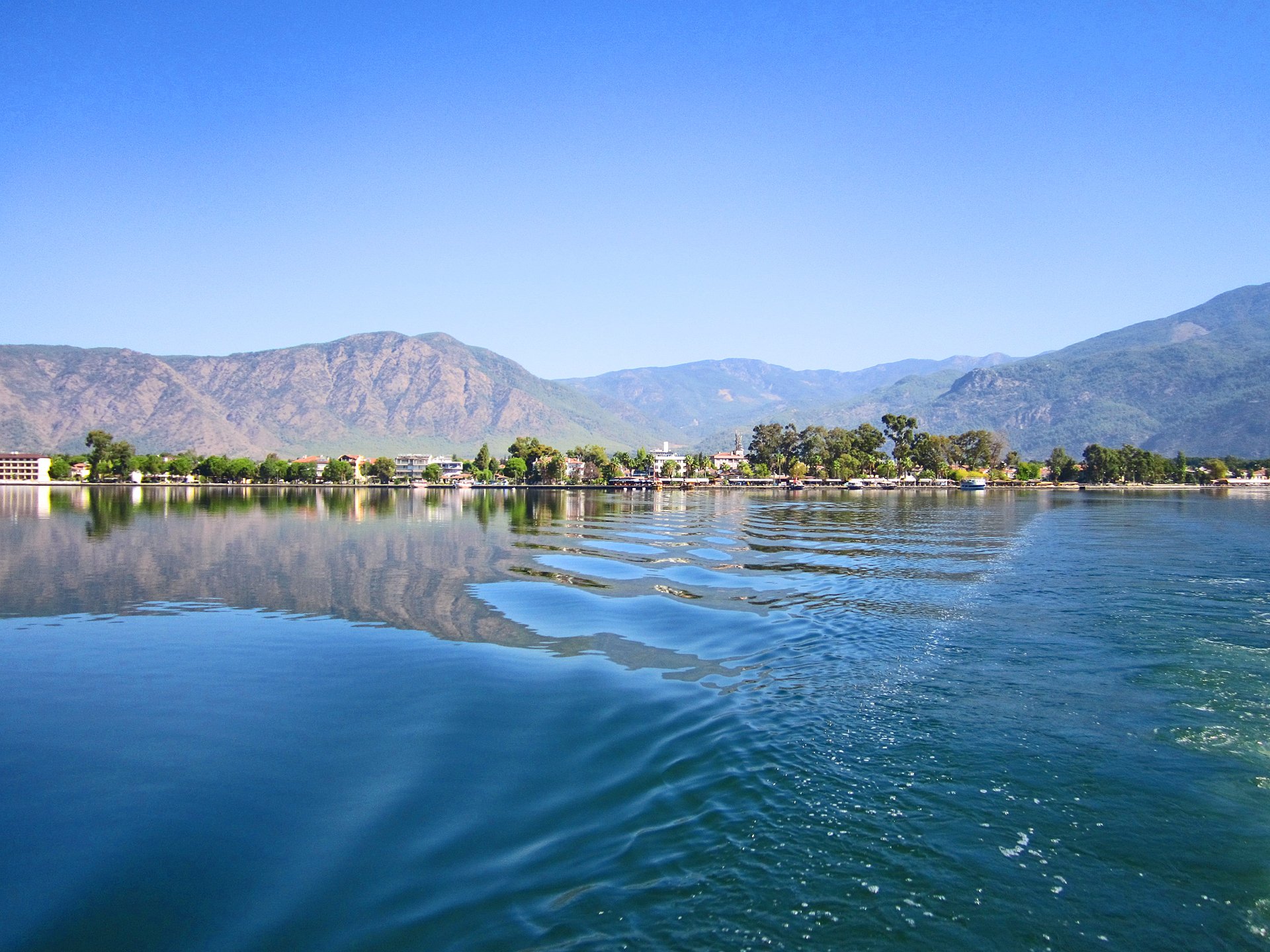 montagnes mer turquie matin